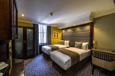 Hyde Park International — hotel room