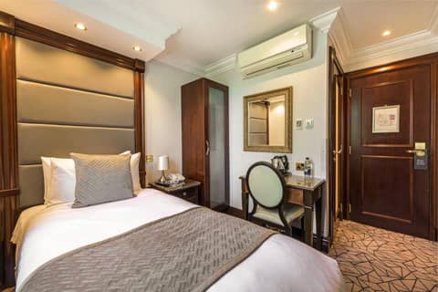 Hyde Park International — hotel room