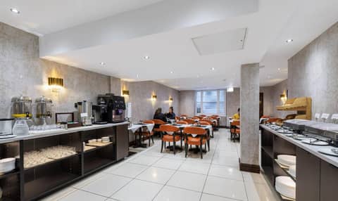 Hyde Park International — hotel reception