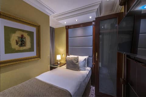 Hyde Park International — hotel room