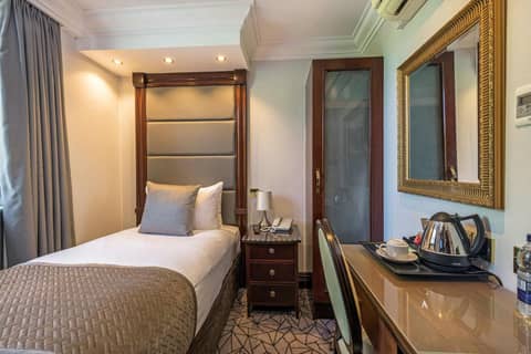 Hyde Park International — hotel room