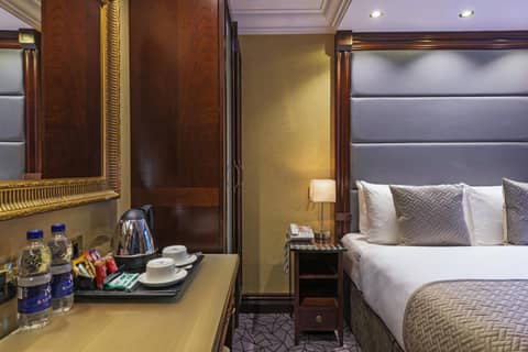 Hyde Park International — hotel room