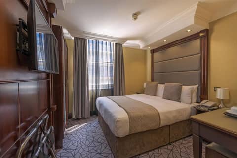 Hyde Park International — hotel room