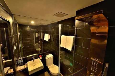 Little Amaroossa Residence Jakarta — bathroom
