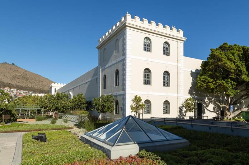 Protea Hotel by Marriott Cape Town Waterfront Breakwater Lodge — building