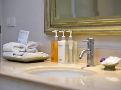 Centre Point Plus Hotel Silom — bathroom