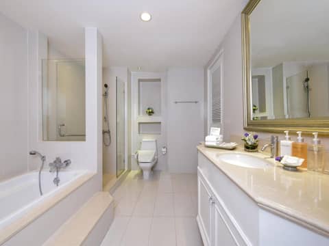 Centre Point Plus Hotel Silom — bathroom