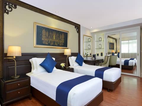 Centre Point Plus Hotel Silom — hotel room