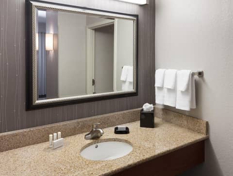 Courtyard by Marriott Miami at Dolphin Mall — bathroom