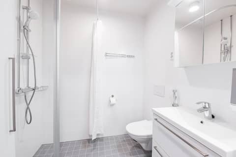 Forenom Serviced Apartments Helsinki Mansku — bathroom