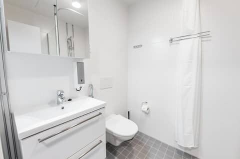Forenom Serviced Apartments Helsinki Mansku — bathroom