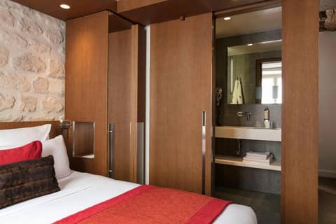 Select Hotel — hotel room