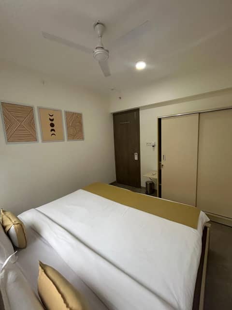 Z Bliss Suites, BKC — hotel room