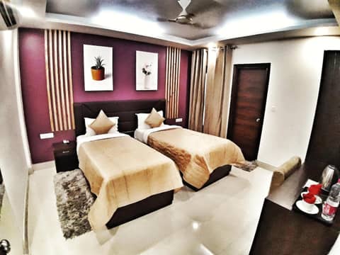 Hotel Aerocity Purple Orchid — hotel room