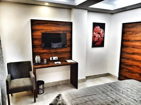 Hotel Aerocity Purple Orchid — hotel room