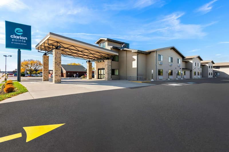 Clarion Pointe Milwaukee Airport — building