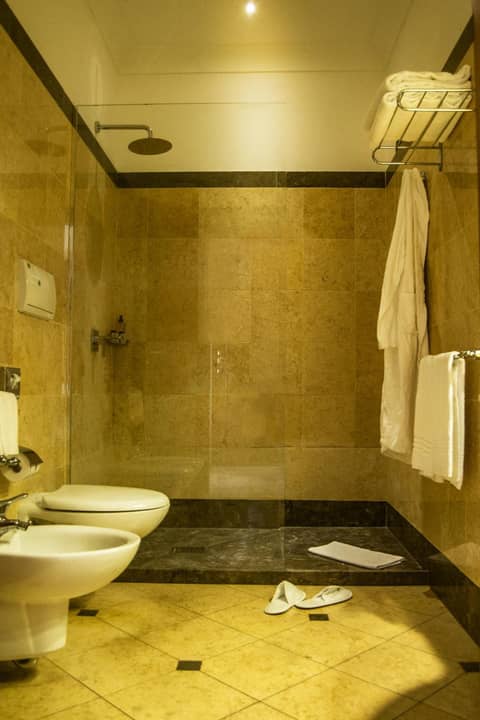 Hotel Federico II Central Palace — bathroom