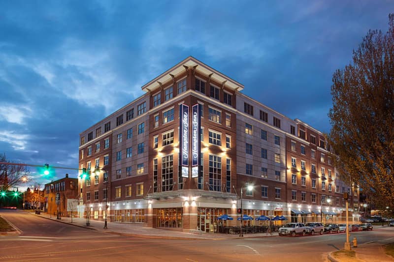 Hampton Inn Portland Downtown Waterfront — building