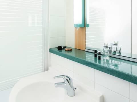 ibis Lyon Gerland Rue Merieux — bathroom