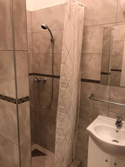 Omega Apartments Budapest — bathroom