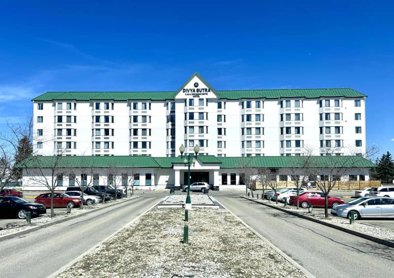 Divya Sutra Plaza and Conference Centre Calgary Airport — photo 1