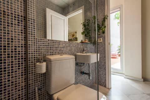 Singular Pilatos — bathroom