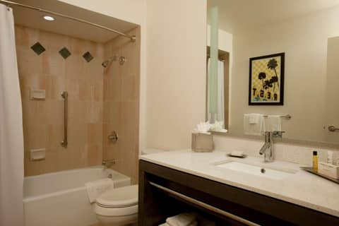 Hilton Palm Springs — bathroom