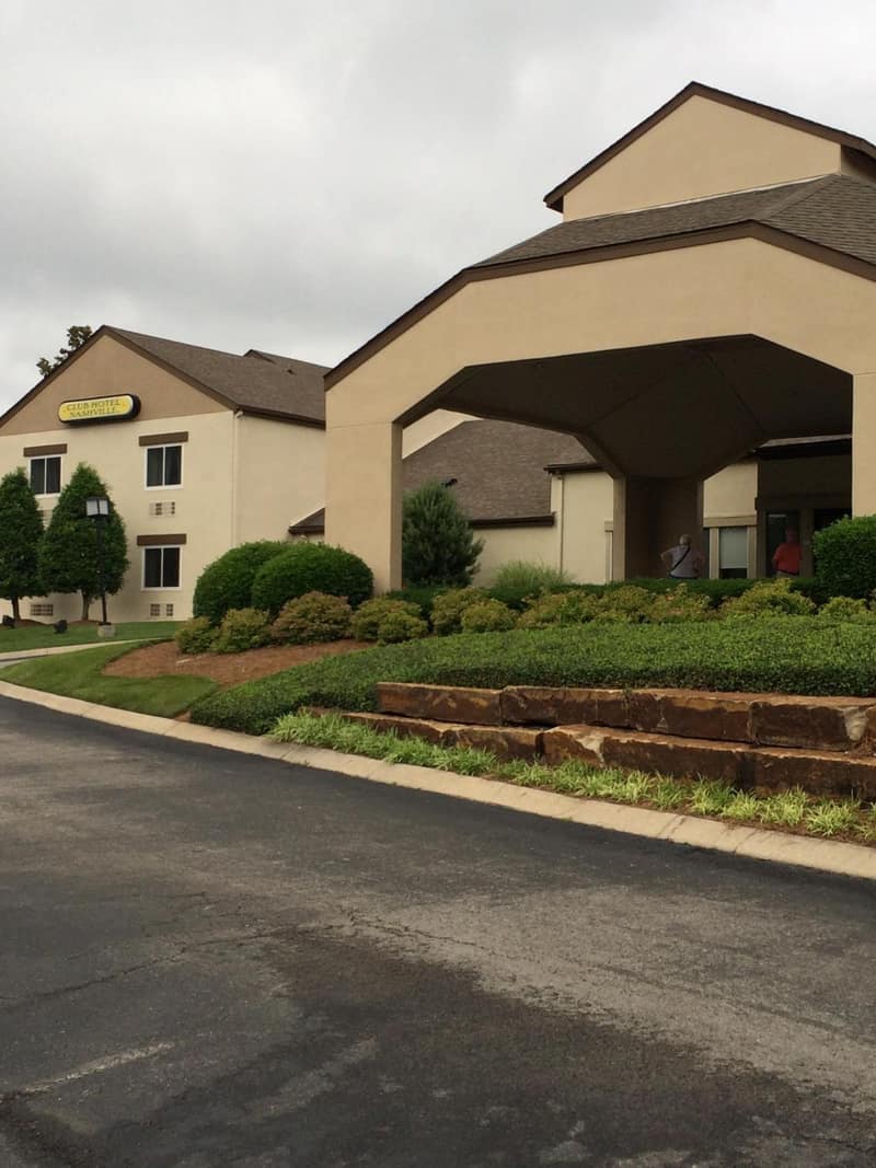 Club Hotel Nashville Inn & Suites — building