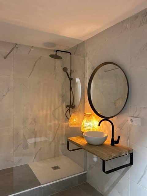 Shanti Rooms — bathroom