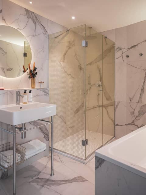Seven Hotel Paris — bathroom