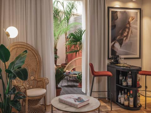 Seven Hotel Paris — lounge