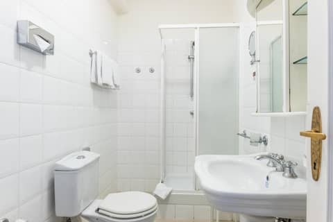 Hotel Bologna — bathroom