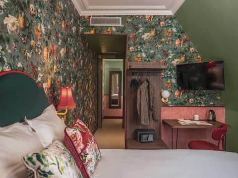 Hôtel Brittany — hotel room