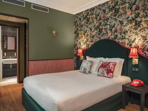 Hôtel Brittany — hotel room