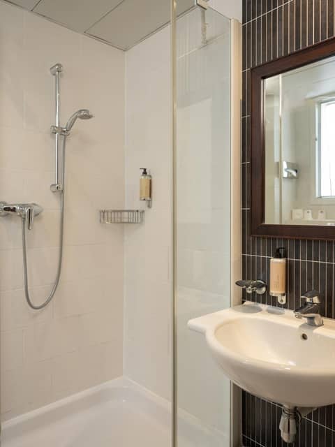 Hôtel Brittany — bathroom