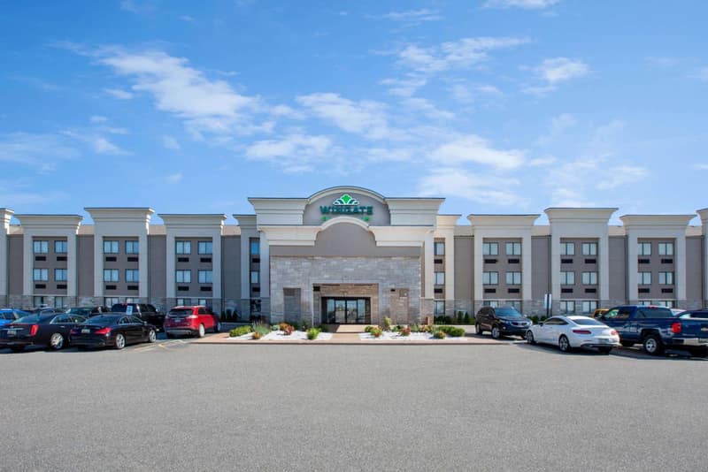 Wingate by Wyndham Detroit Metro Airport — building