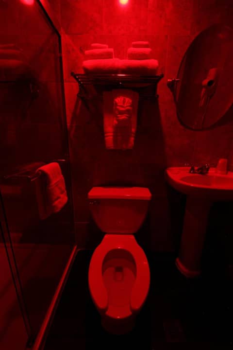 Hyde Park Hotel — bathroom