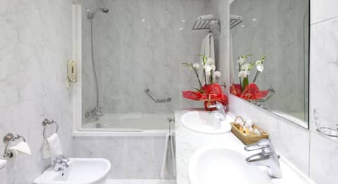 Espahotel Gran Vía — bathroom