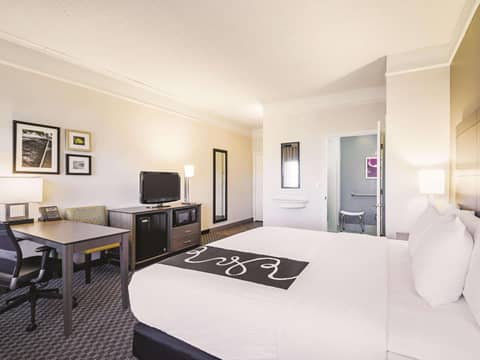 La Quinta Inn & Suites by Wyndham Austin Near The Domain — photo 2