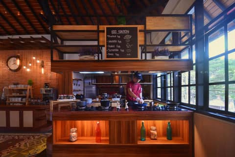 Ari Putri Hotel — kitchen