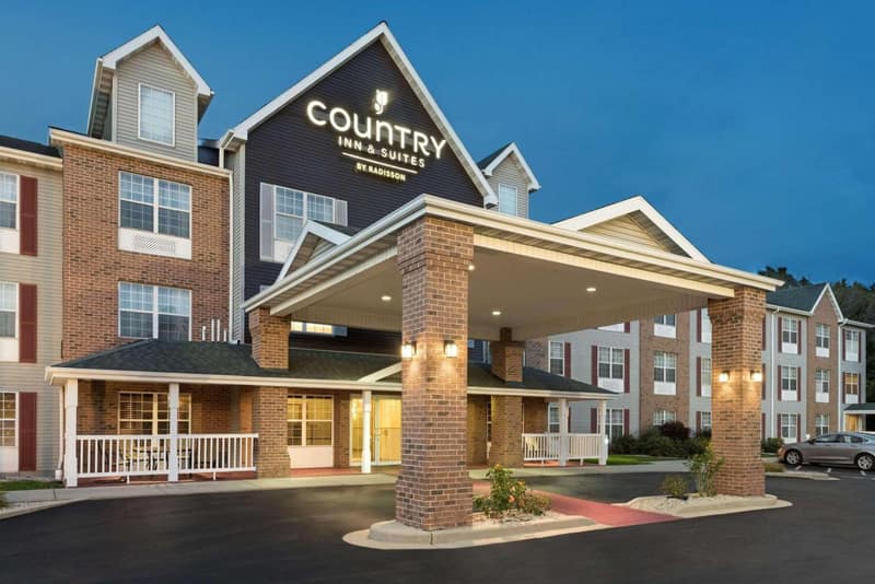 Country Inn & Suites by Radisson, Milwaukee Airport, WI — building