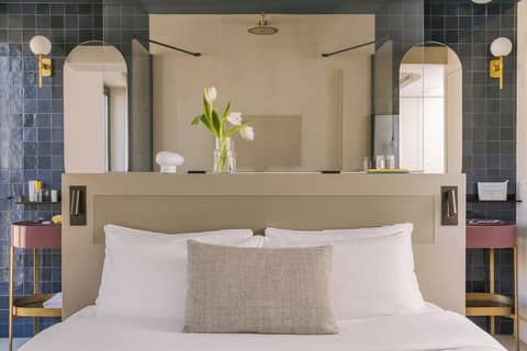Ikonik Jean Medecin — hotel room