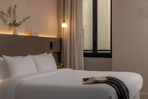 Ikonik Jean Medecin — hotel room