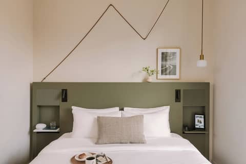 Ikonik Jean Medecin — hotel room