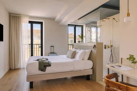 Ikonik Jean Medecin — hotel room