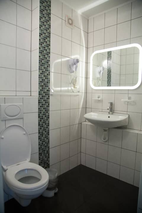 Garni Hotel Rödelheimer Hof — bathroom