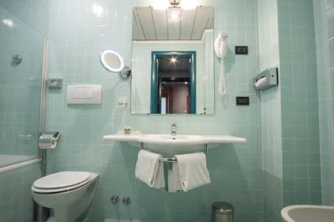 Hotel Milani — bathroom