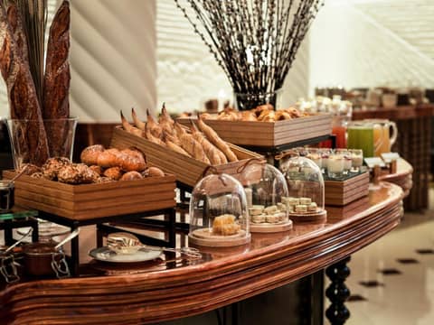 Four Seasons Hotel London at Tower Bridge — breakfast buffet