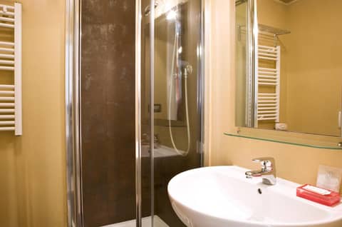 B&B Leopoldo — bathroom