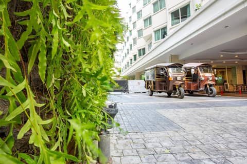 Graceland Bangkok by Grace Hotel — parking